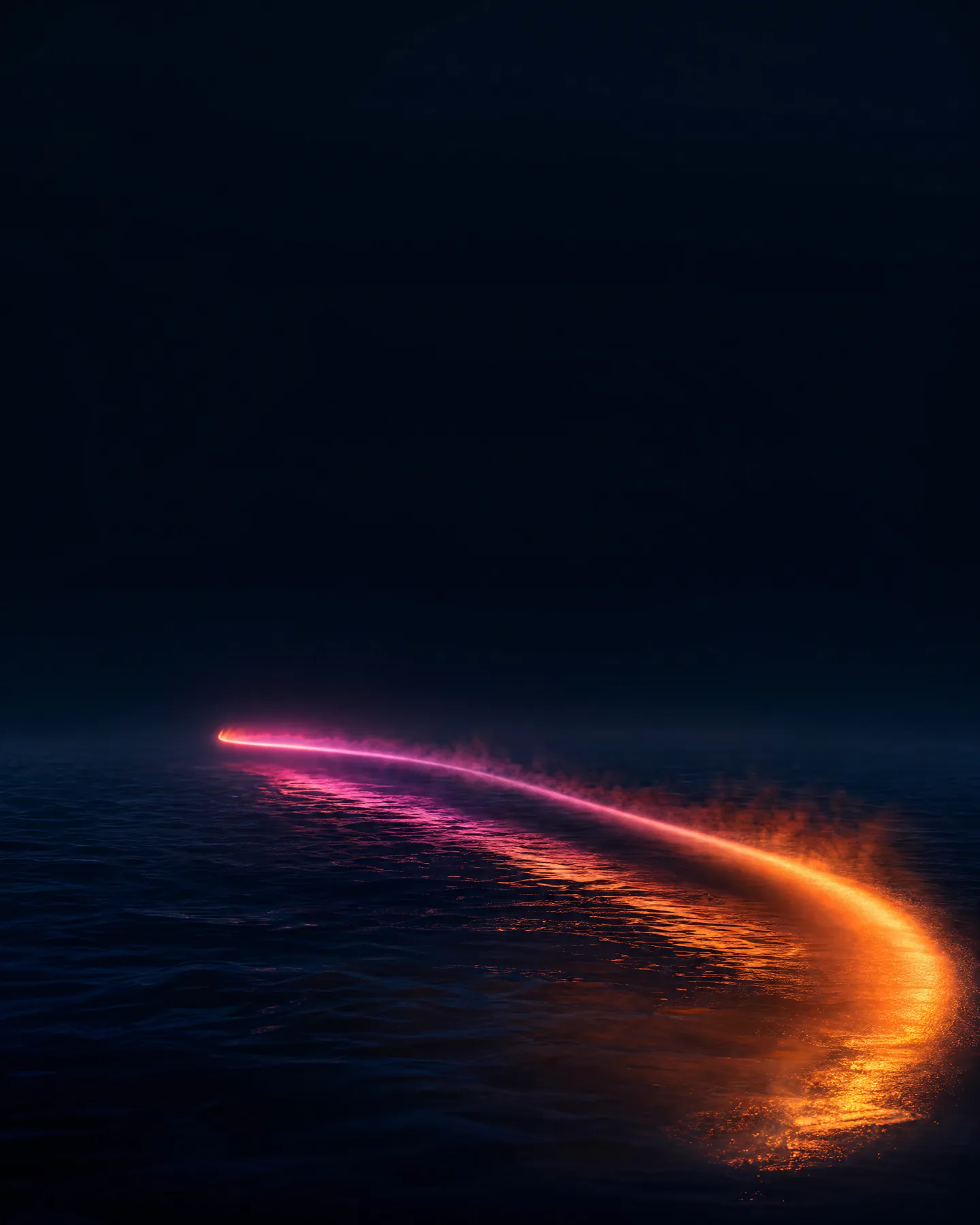 Lichtband in Orange und Pink über dunklem Wasser