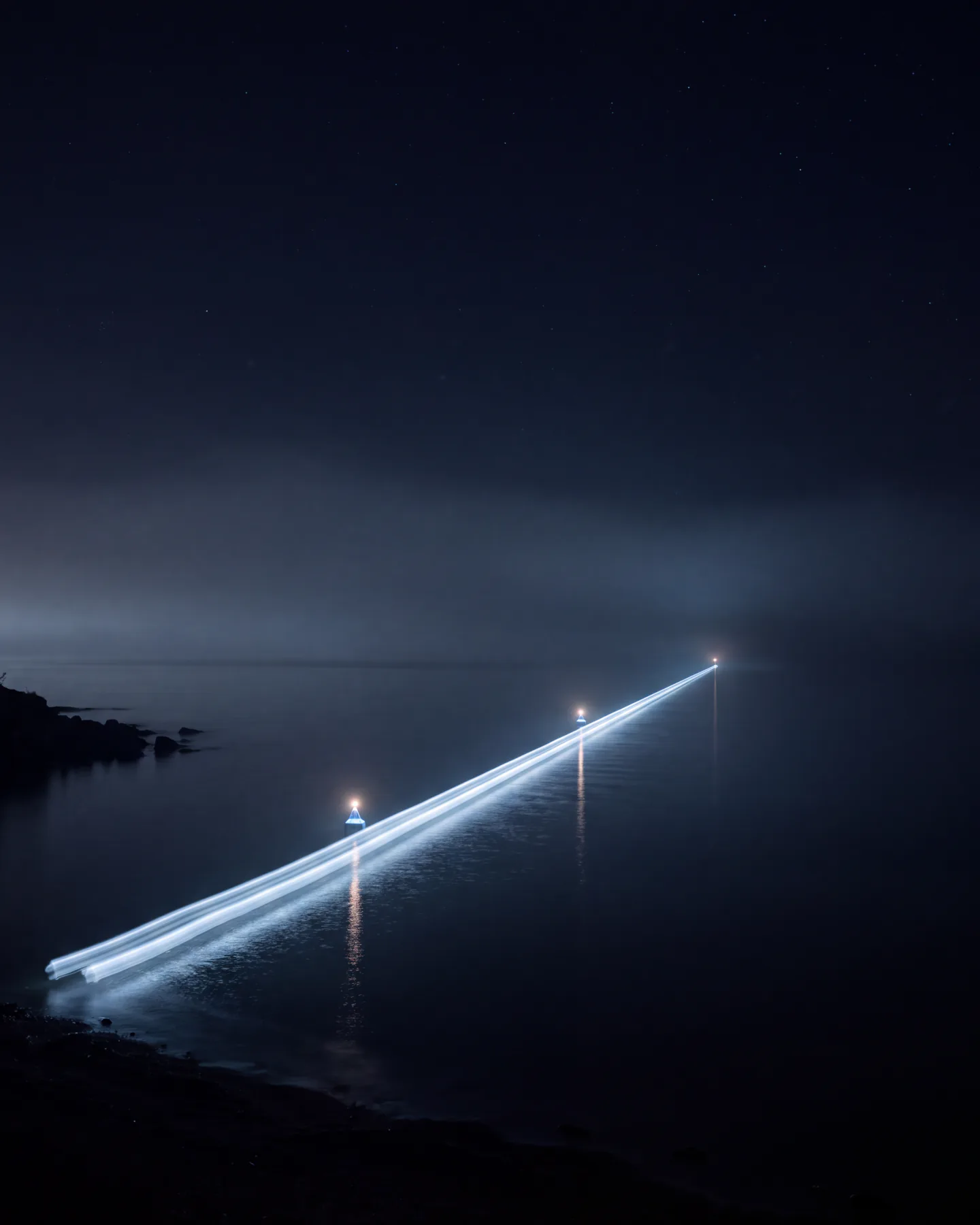 Gerade Lichtlinie mit Wegpunkten über dem Meer